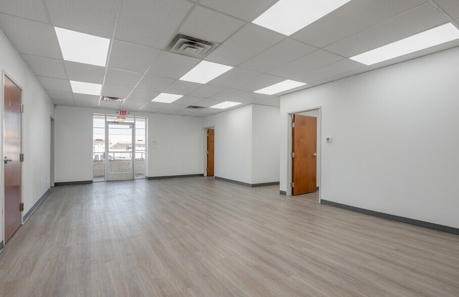 More Photos Of 11233-11251 Leo Ln, Dallas Warehouse For Lease