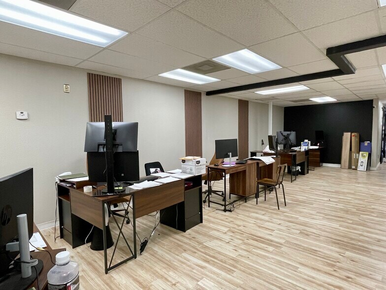 More Photos Of 2119 W Brandon Blvd, Brandon Storefront Retail Office For Lease