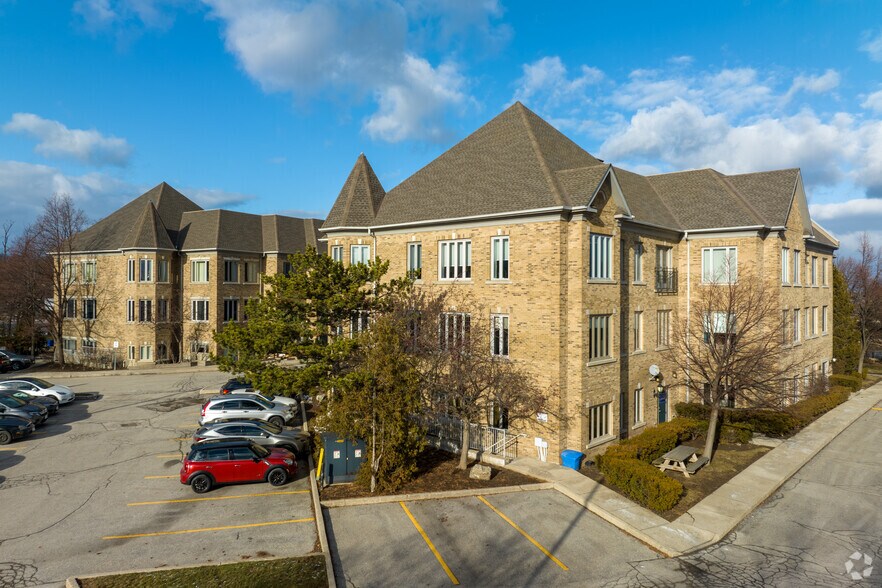 More Photos Of 410-420 N Service Rd E, Oakville Office For Sale