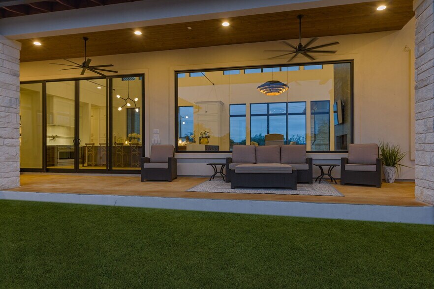 More Photos Of 7505 E US Highway 290, Johnson City Flex For Sale