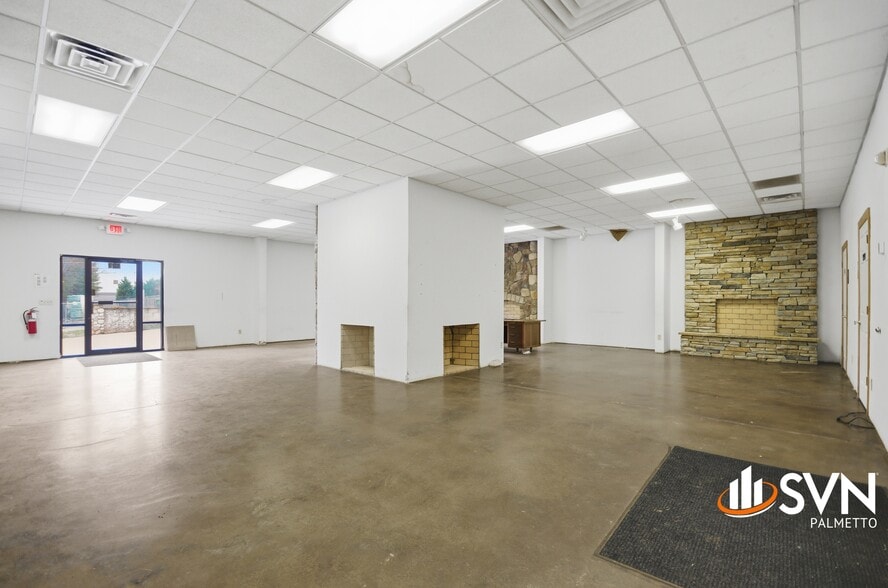 More Photos Of 107 Ben Hamby Ln, Greenville Light Distribution For Lease