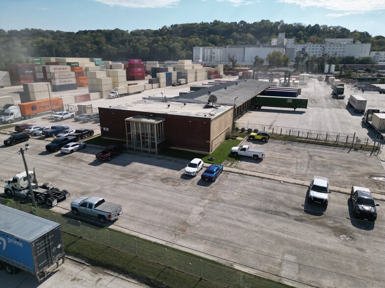 More Photos Of 3001-3115 Nicholson Ave, Kansas City Truck Terminal For Sale