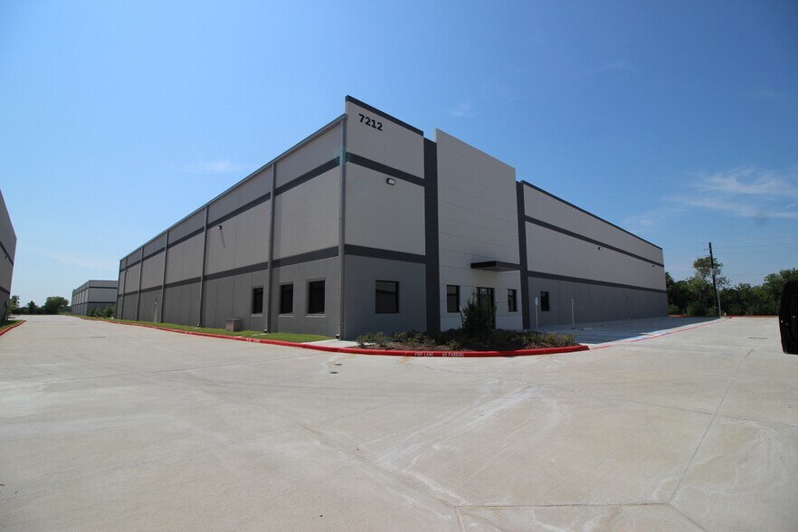 More Photos Of 7228 E Freeway, Baytown, TX 77521, USA Fwy, Baytown Distribution For Sale