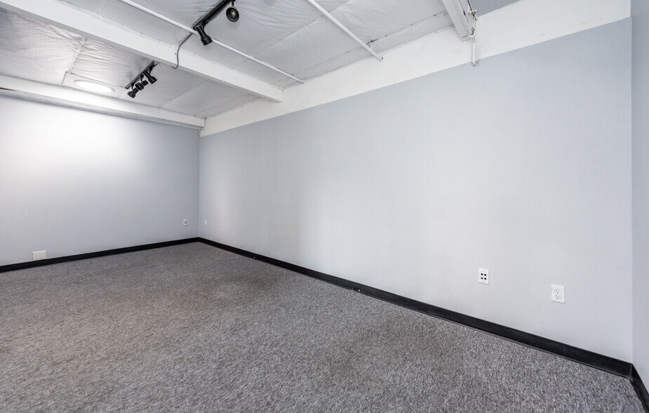 More Photos Of 711 W 17th St, Costa Mesa Flex For Lease