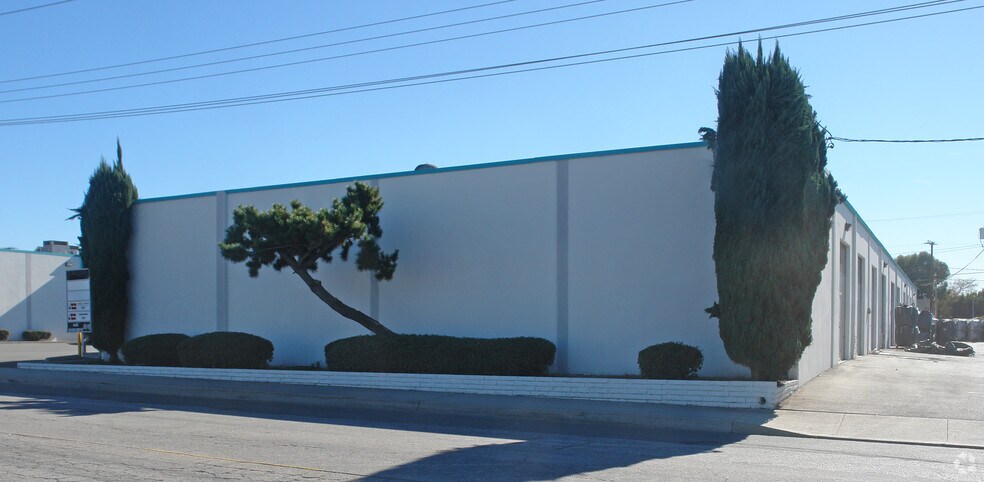 More Photos Of 802-864 E Edna Pl, Covina Warehouse For Lease