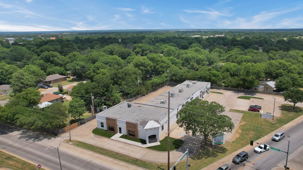 More Photos Of 1702-1708 N Commerce St, Ardmore General Retail For Lease