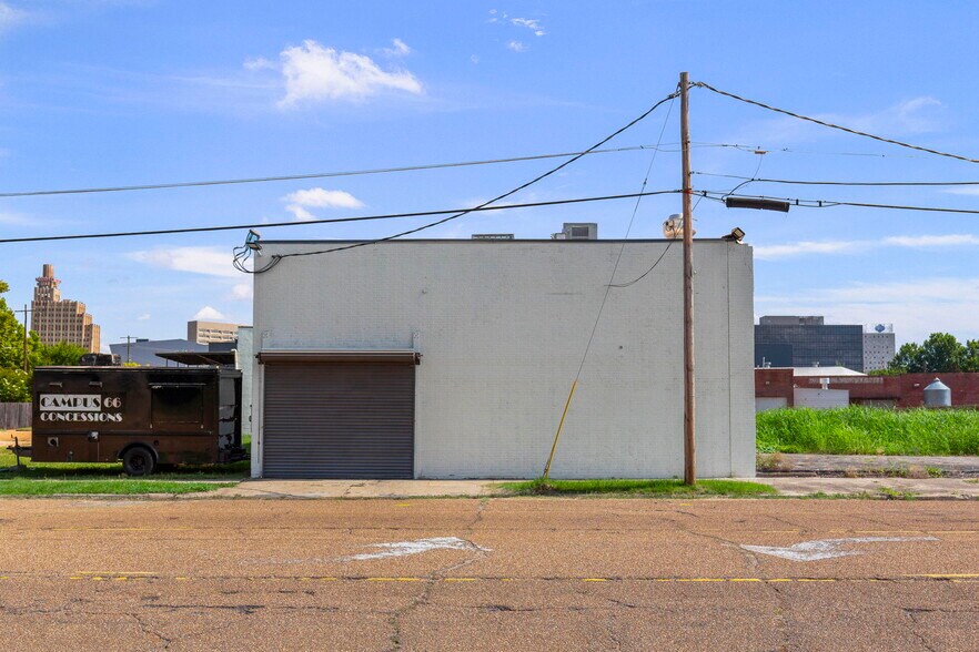 More Photos Of 110 E South St, Jackson Bar For Sale