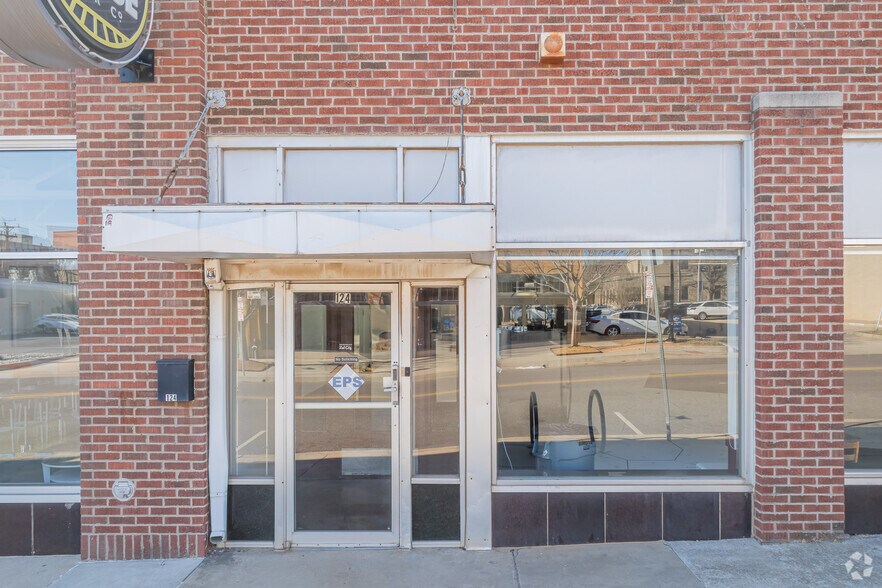 More Photos Of 124 NW 8th St, Oklahoma City Showroom For Sale
