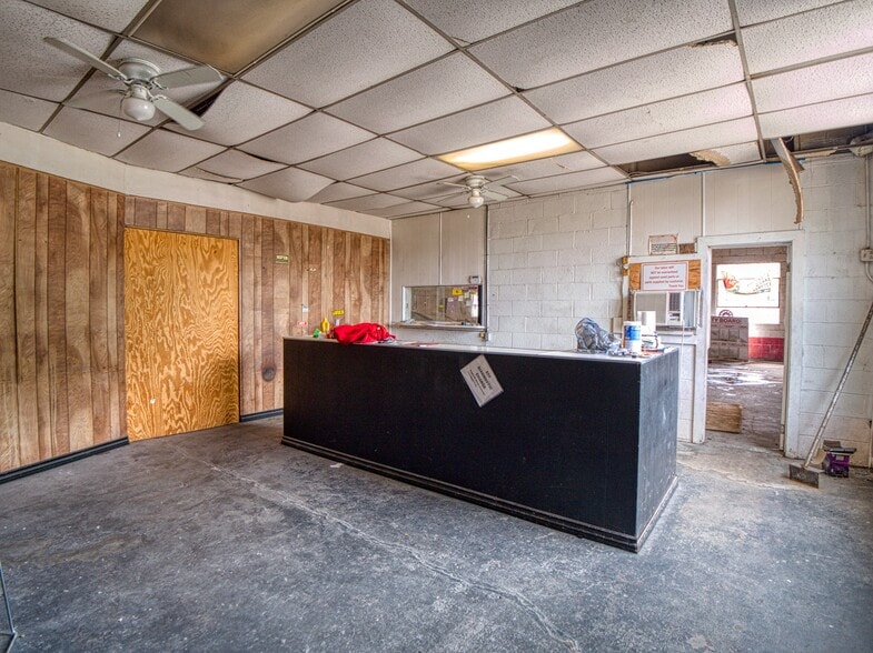 More Photos Of 3901 NE 23rd St, Oklahoma City Auto Repair For Lease