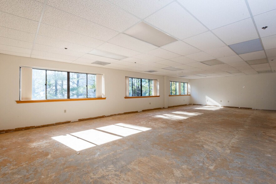 More Photos Of 39 Cross St, Peabody Medical For Lease