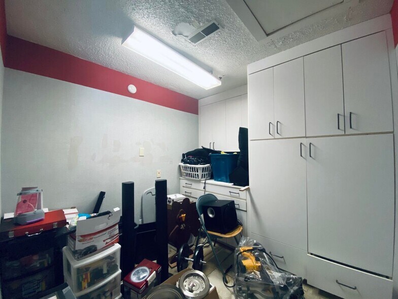 More Photos Of 4230 W Loomis Rd, Greenfield Showroom For Lease