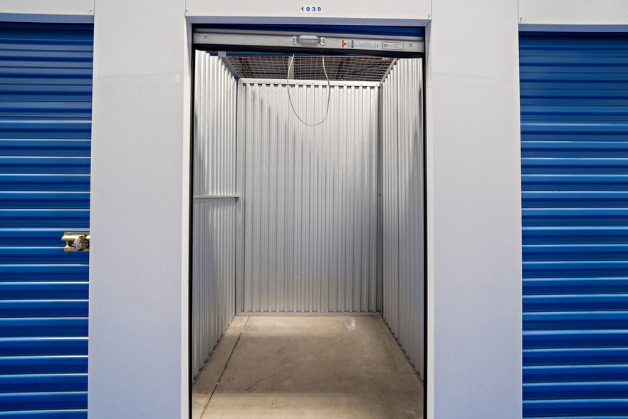 More Photos Of 403-409 Rue Saint-Roch, Montréal Warehouse For Sale