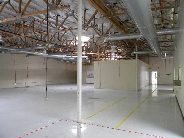 More Photos Of 21617 N 2nd Ave, Phoenix Warehouse For Lease