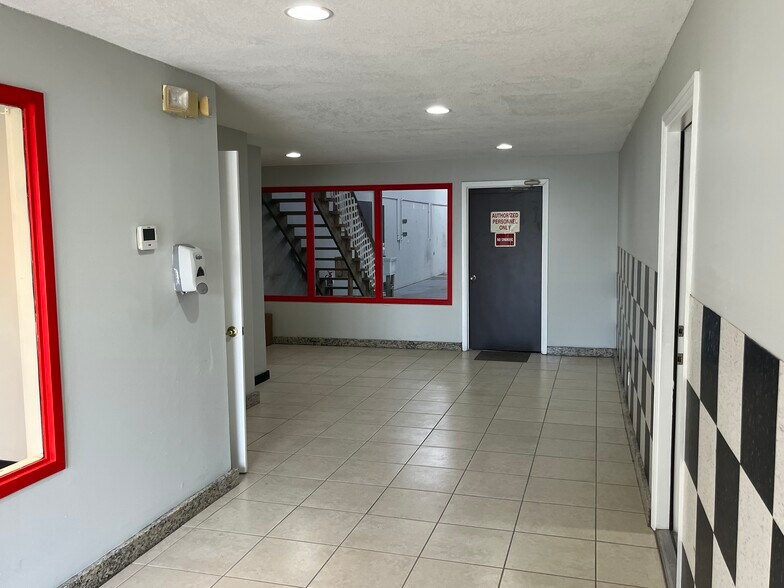 More Photos Of 10780 47th St N, Clearwater Warehouse For Lease