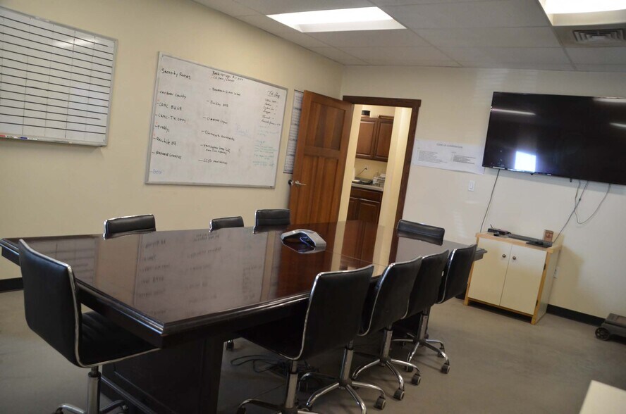 More Photos Of 112 Southwest Dr, Cheyenne Flex For Lease