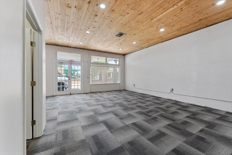 More Photos Of 313 E Main St, Humble Storefront Retail Office For Lease