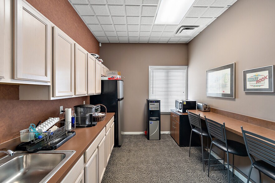 More Photos Of 16955-16957 18 Mile Rd, Clinton Township Office For Lease