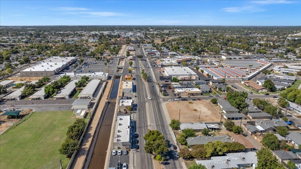 More Photos Of 3298 E McKinley Ave, Fresno Freestanding For Lease