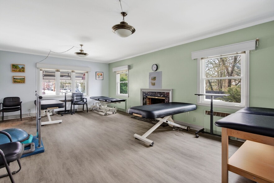 More Photos Of 111 Maiden Ln, Kingston Medical For Sale