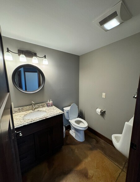 More Photos Of 2976 73rd St, Atkins Flex For Lease