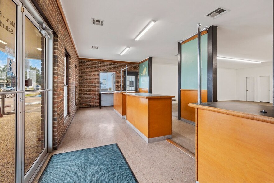 More Photos Of 622 E Prien Lake Rd, Lake Charles Light Manufacturing For Lease