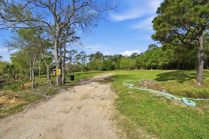 More Photos Of 2914 Old Highway 146, La Porte Bar For Sale