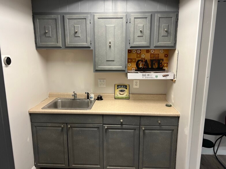 More Photos Of 8022 Old Alexandria Ferry Rd, Clinton Light Distribution For Sale