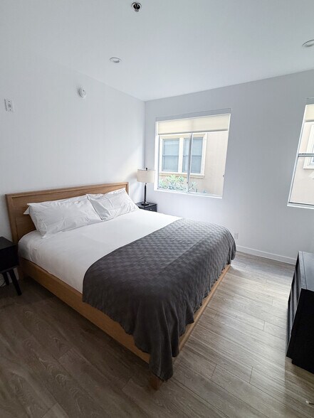 More Photos Of 8600 Burton Way, Los Angeles Apartments For Sale