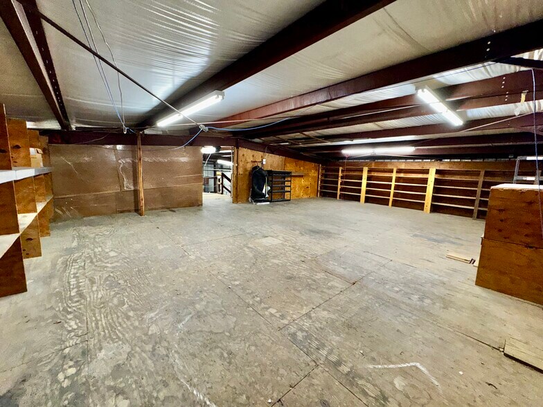 More Photos Of 9123 Thomasville Dr, Houston Warehouse For Lease
