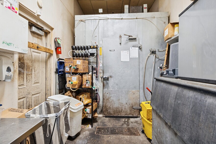 More Photos Of 7538 Maple St, New Orleans Bar For Sale