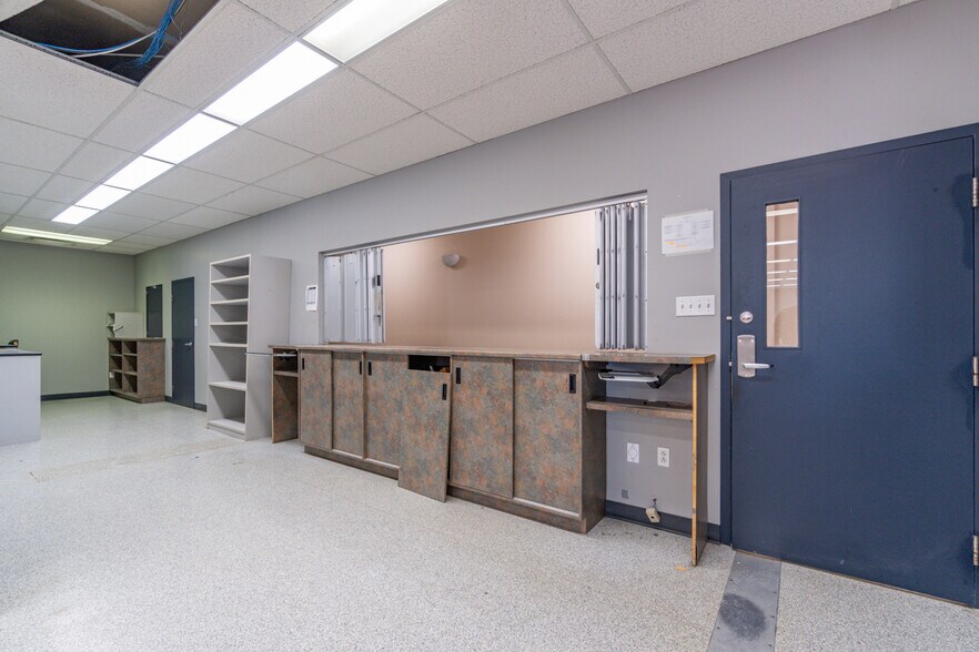 More Photos Of 786 St King E, Sherbrooke Storefront Retail Office For Sale