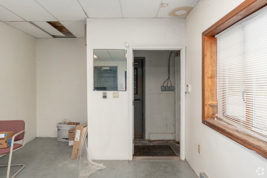 More Photos Of 166 Foster Ave, Freeland Warehouse For Lease