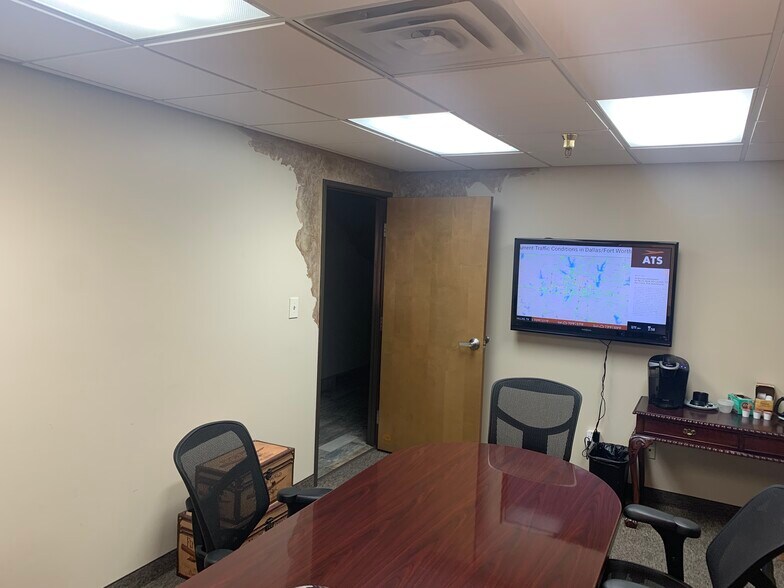 More Photos Of 919 W Mayfield Rd, Arlington Warehouse For Lease