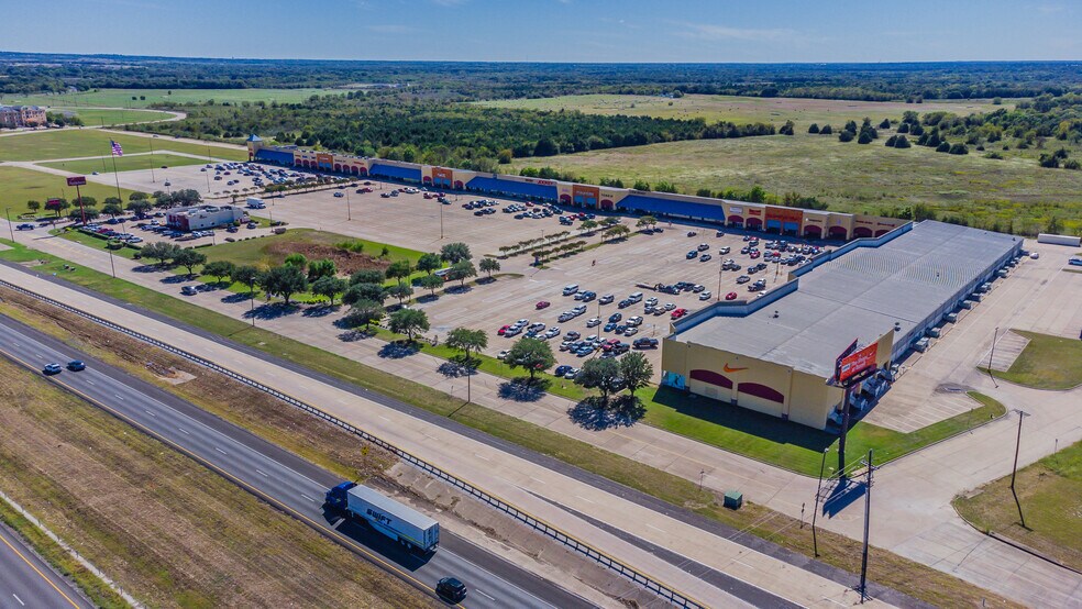 More Photos Of 301 Tanger Dr, Terrell Unknown For Lease