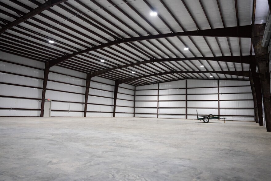 More Photos Of 8850 Industrial Pky, Beaumont Warehouse For Lease