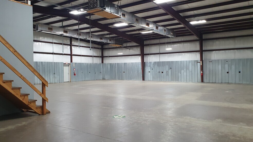 More Photos Of 7511 Oak Bluff Dr, Magnolia Warehouse For Lease