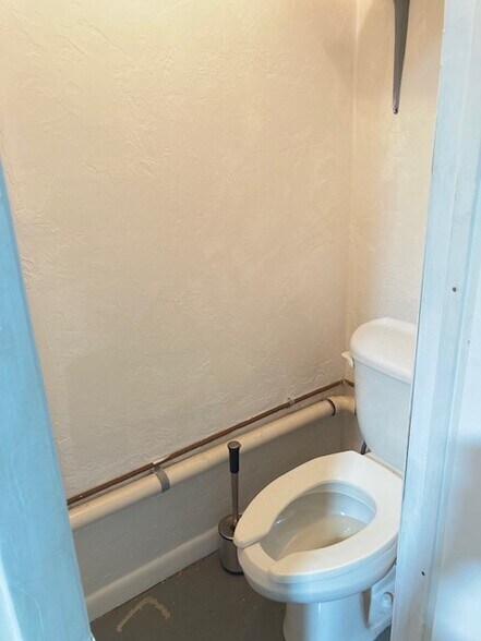 More Photos Of 4044 NE 5th Ter, Oakland Park Warehouse For Lease