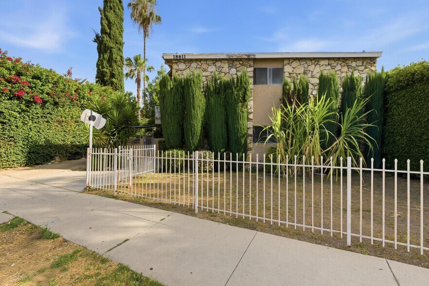 More Photos Of 18611 Clark St, Tarzana Apartments For Sale