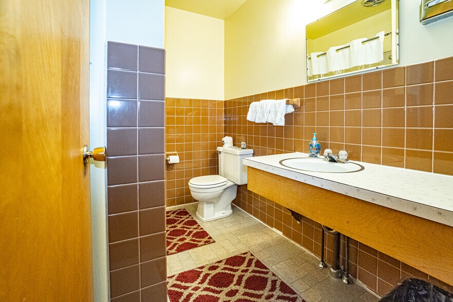 More Photos Of 314 Chippewa St, Ontonagon Hotel For Sale