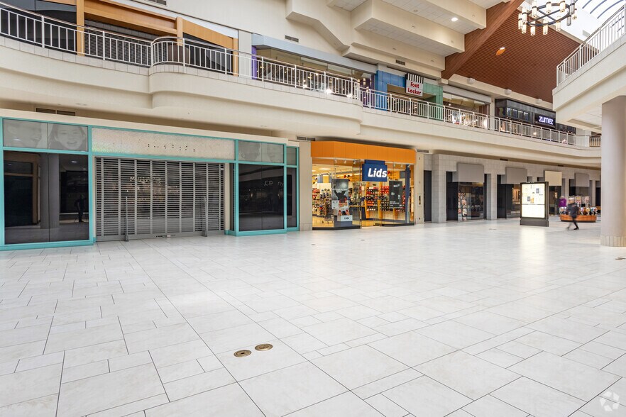 More Photos Of 1801 SW Wanamaker Rd, Topeka Unknown For Lease