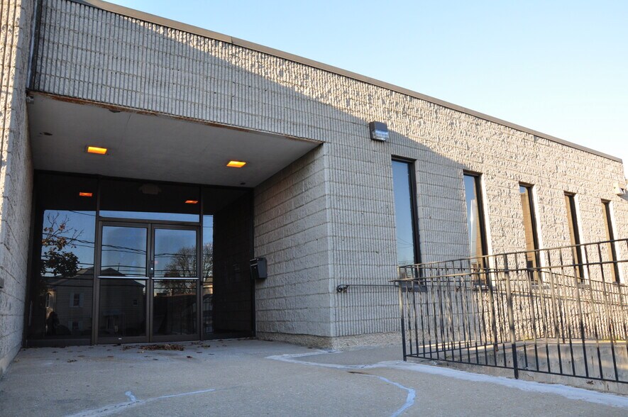 Primary Photo Of 1 Barry Pl, Stamford Light Manufacturing For Lease