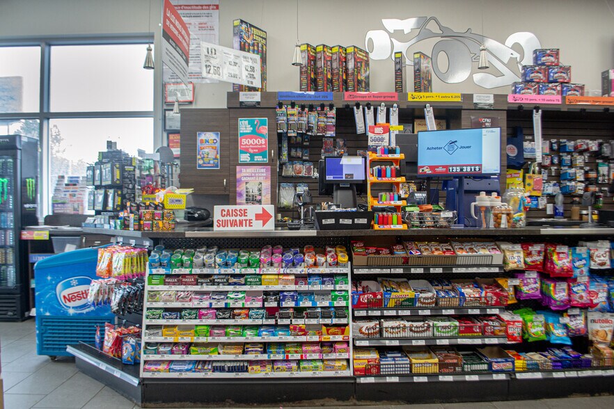 More Photos Of 680 Av Gilles-Villeneuve, Berthierville General Retail For Sale