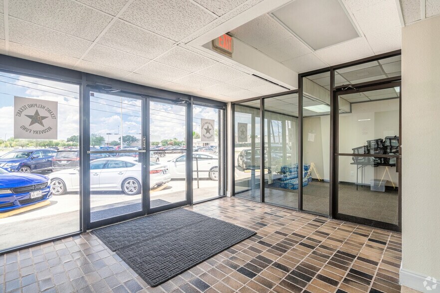 More Photos Of 3033 Bayshore Blvd, Pasadena Medical For Sale