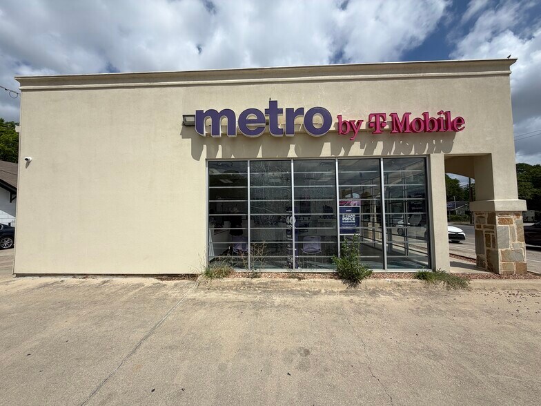 More Photos Of 901 N Sylvania Ave, Fort Worth Freestanding For Sale