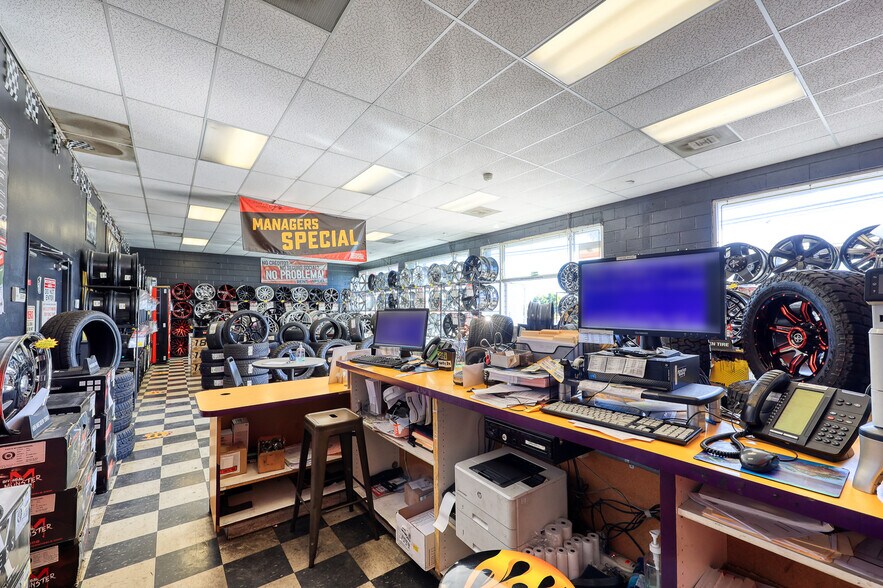More Photos Of 960 W Holt Blvd, Ontario Freestanding For Lease