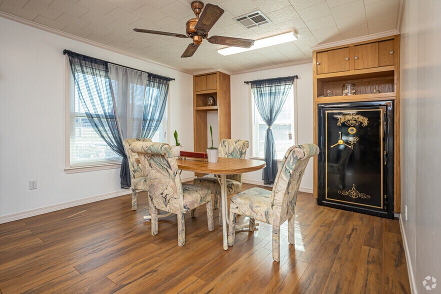 More Photos Of 2713 & 2717 15th Ave, Gulfport Light Distribution For Sale