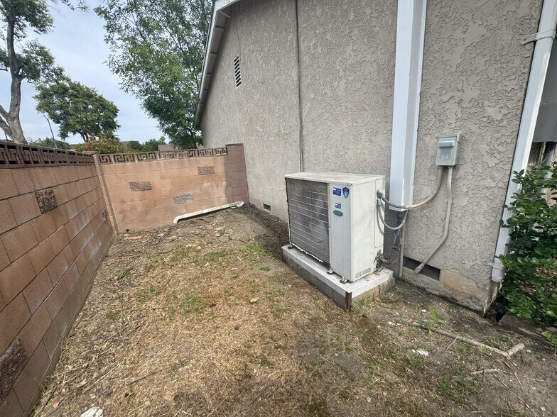 More Photos Of 10811 Amigo Ave, Porter Ranch Specialty For Sale