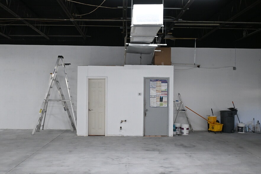 More Photos Of 14401 60th St N, Clearwater Warehouse For Lease