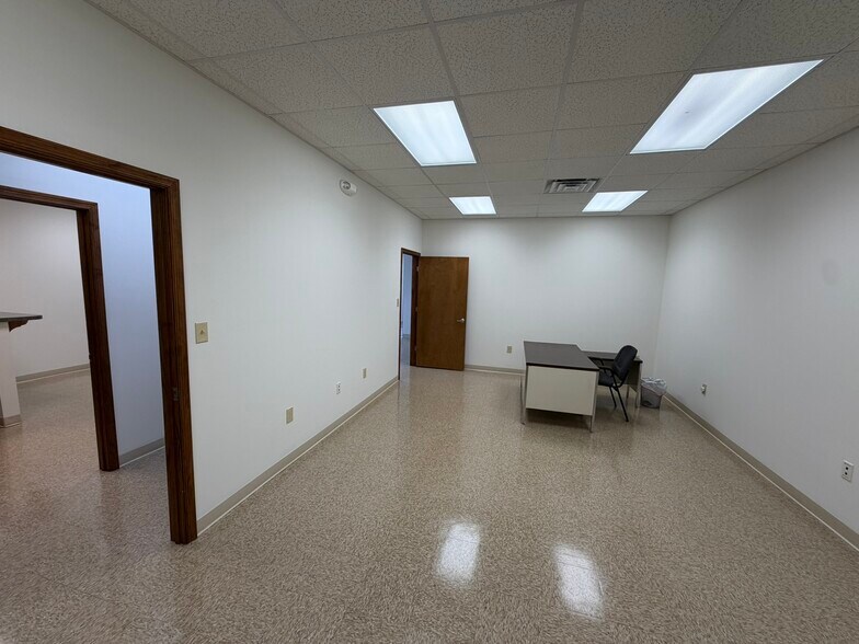 More Photos Of 12719 E Lynchburg Salem Tpke, Forest Flex For Lease