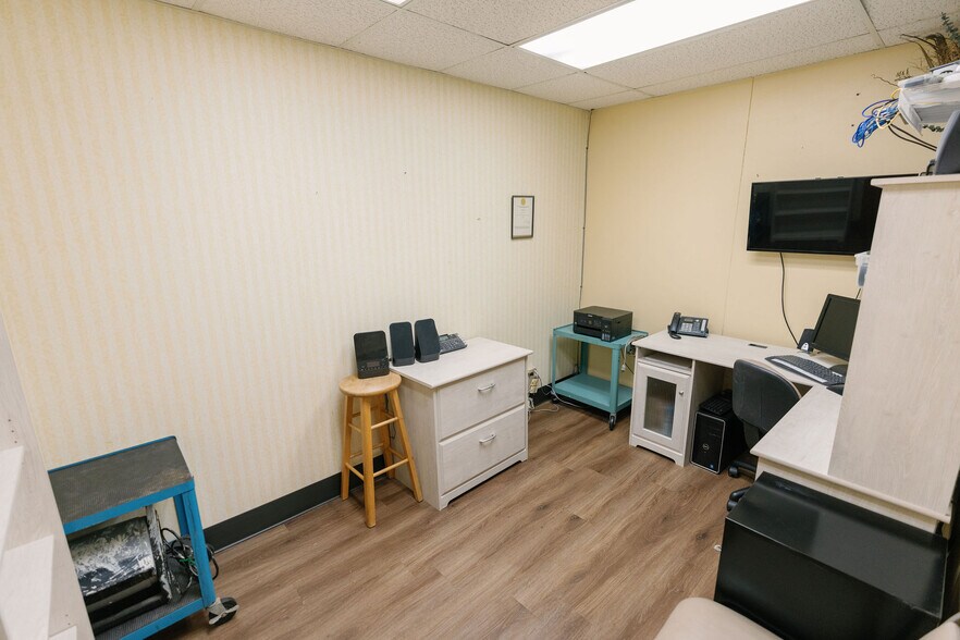 More Photos Of 1522 Weeks St, Wichita Falls Office For Sale